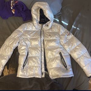 Tommy Hfigure Puffer Coat only worn a few times it’s way to big for me (XL)